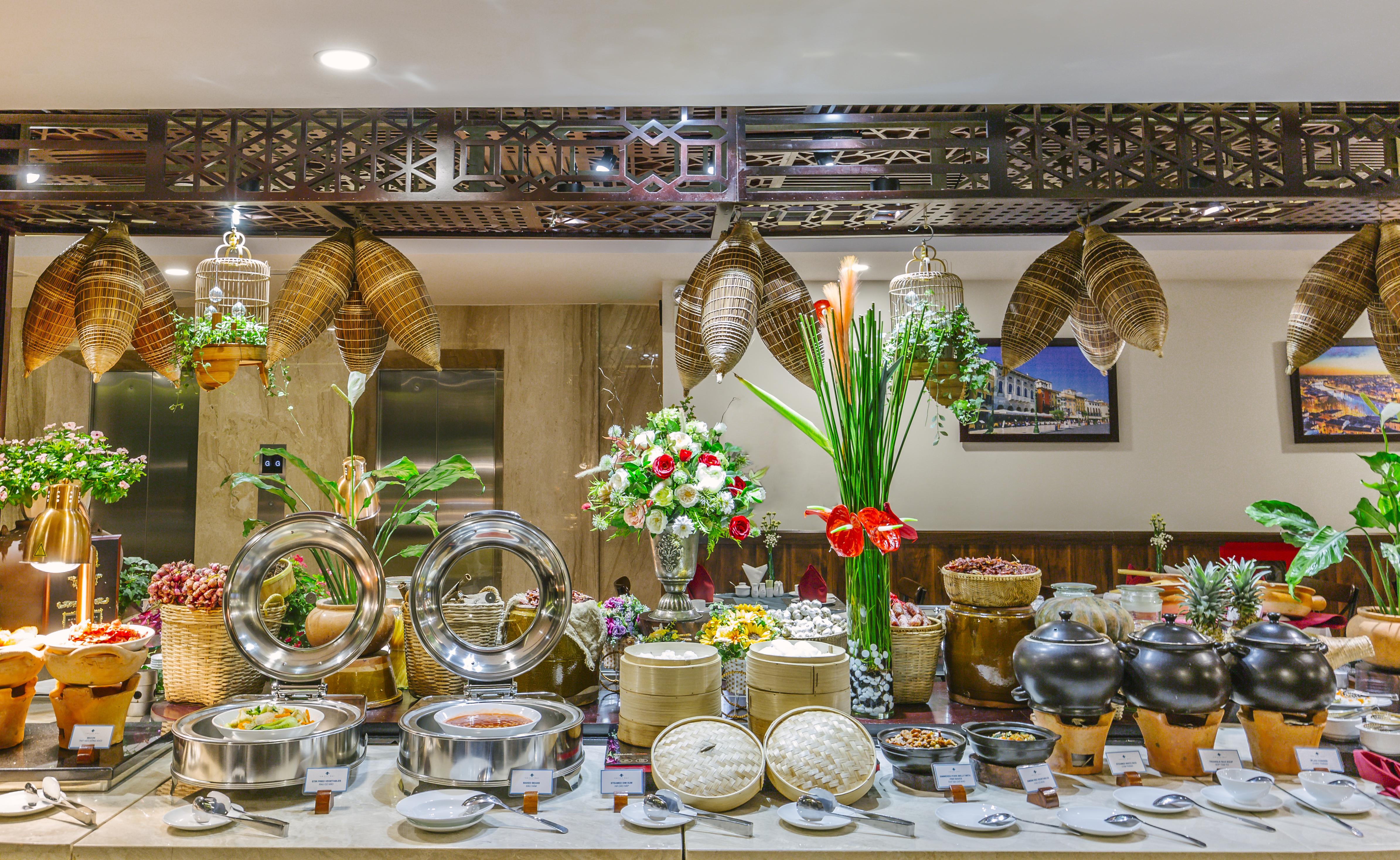 Happy Life Grand Hotel & Rooftop Skybar Хошимін Екстер'єр фото