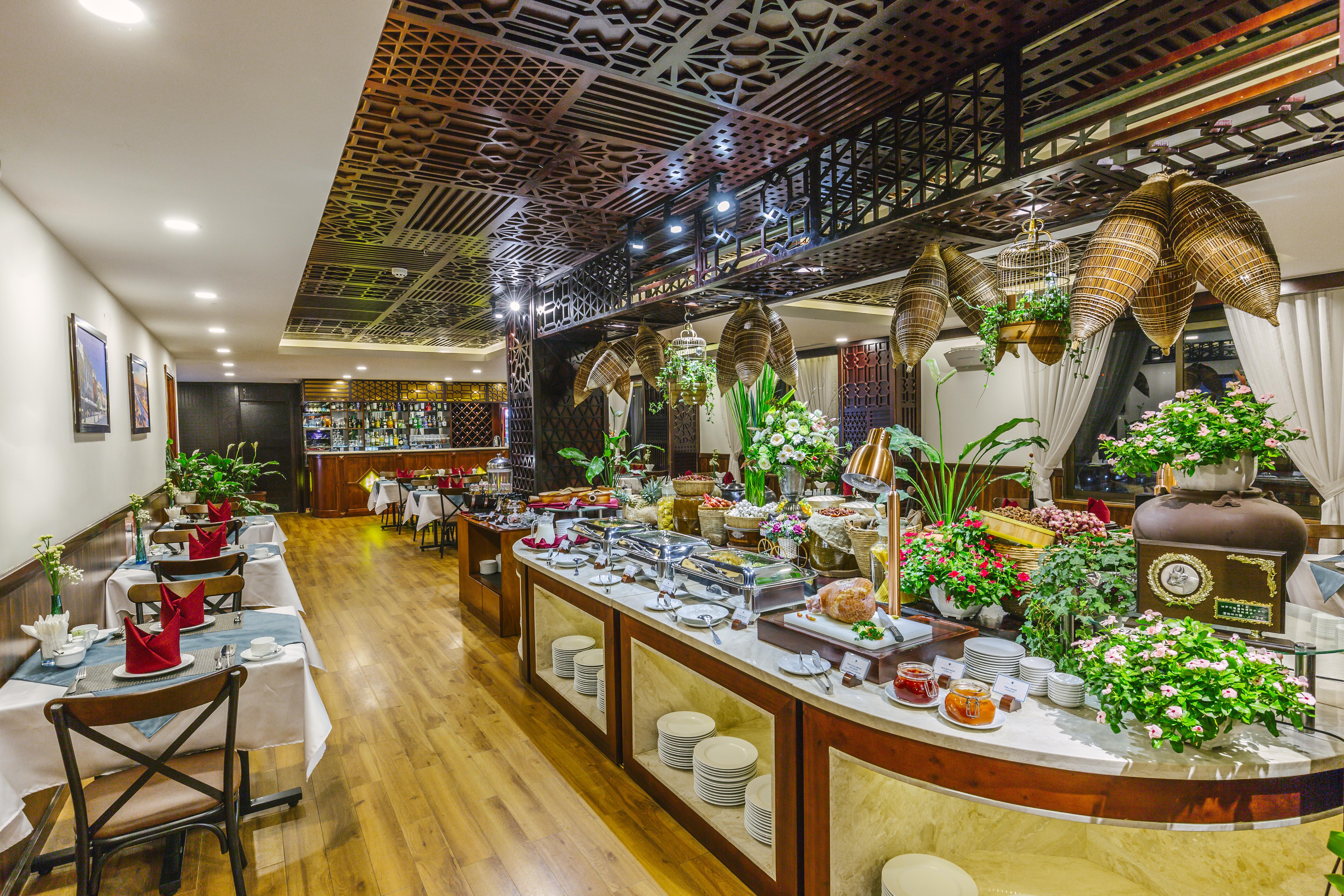 Happy Life Grand Hotel & Rooftop Skybar Хошимін Екстер'єр фото