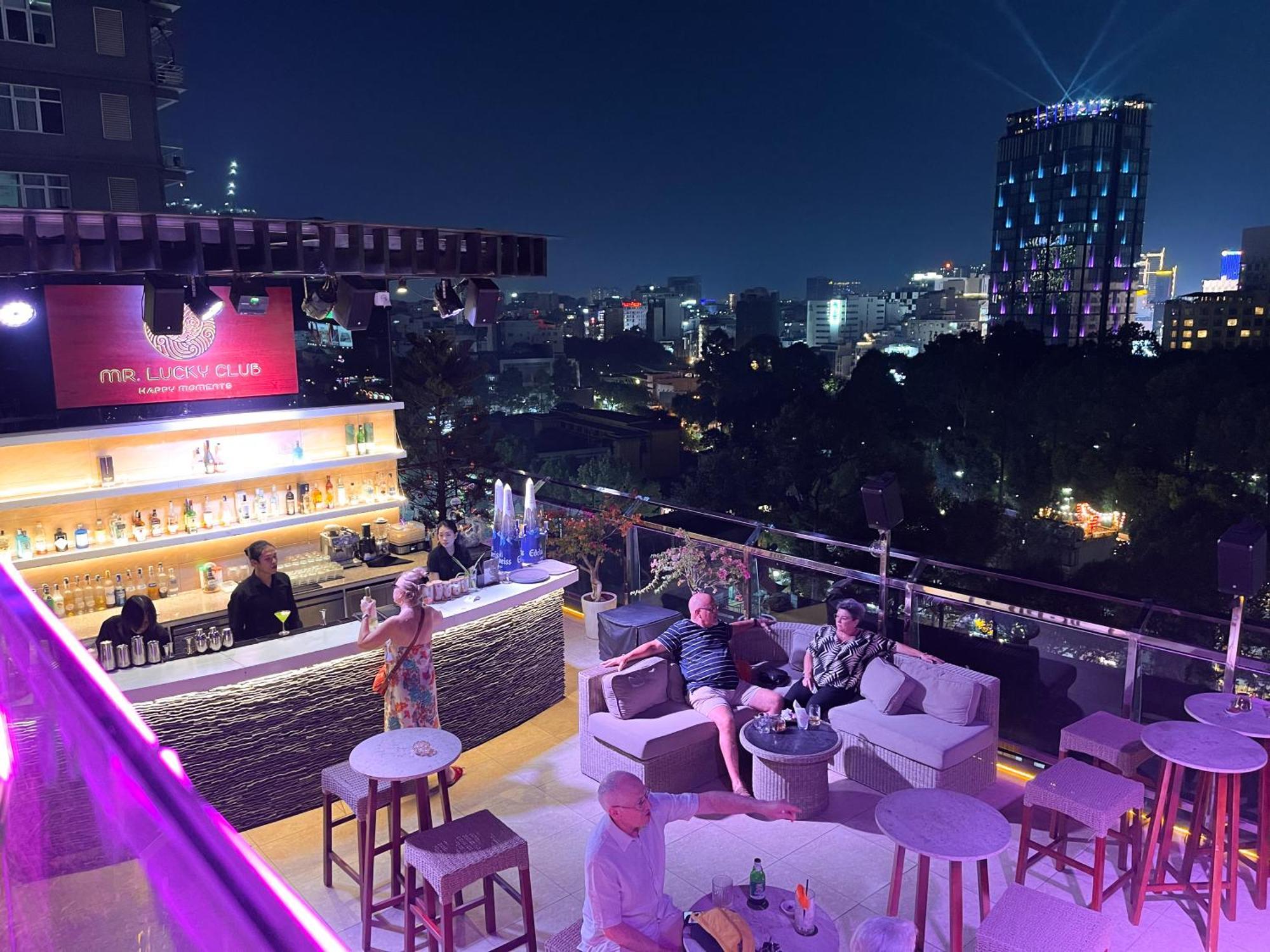 Happy Life Grand Hotel & Rooftop Skybar Хошимін Екстер'єр фото
