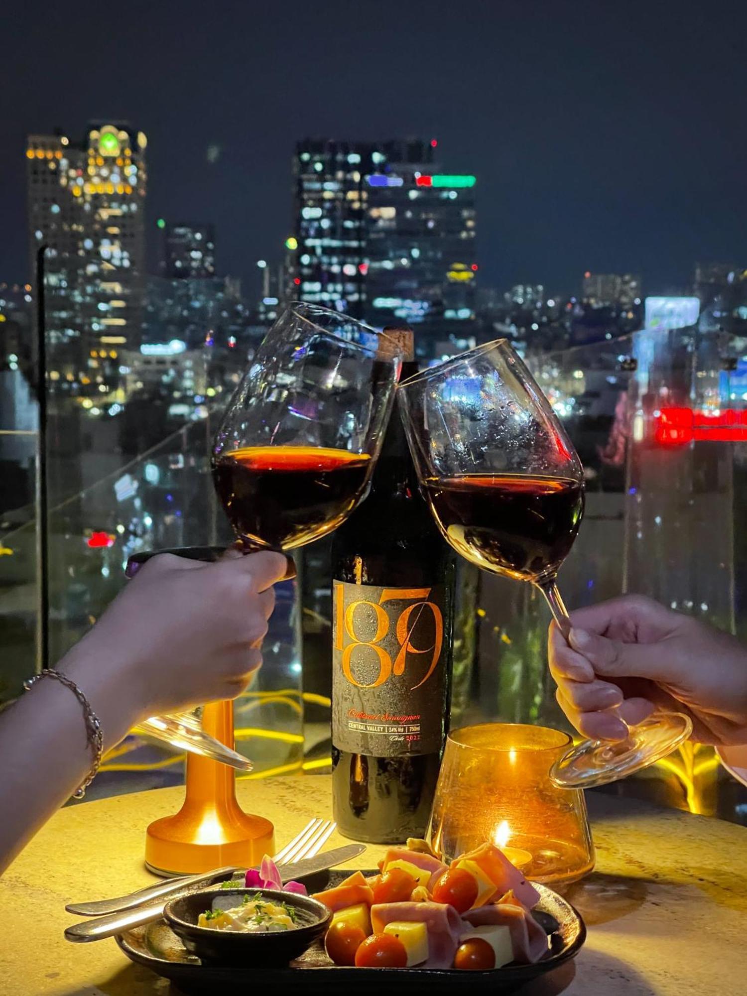 Happy Life Grand Hotel & Rooftop Skybar Хошимін Екстер'єр фото